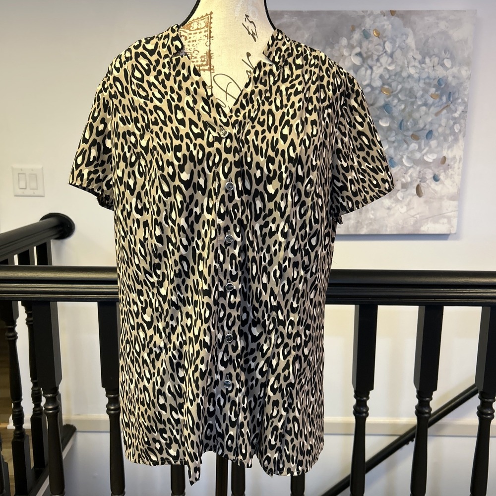 DANA BUCHMAN Blouse - L - Notched V-Neck, Short Slvs, Btn‎ Front, Pleats at Hip
